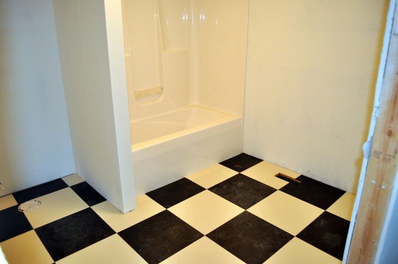Piastrelle in PVC con tagli perpendicolari e circolari