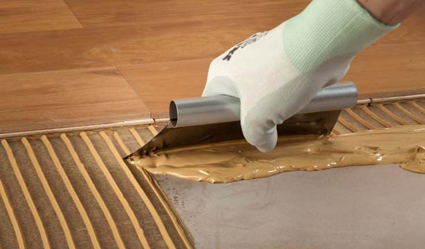 Colle senza solvente per la messa in opera del parquet La posa del parquet è un'operazione molto delicata