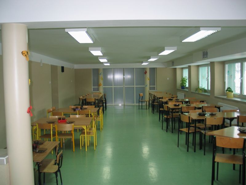 L'immagine ritrae un'aula scolastica con ili pavimento in gomma antiscivolo ed antisettico del tipico colore verde acqua