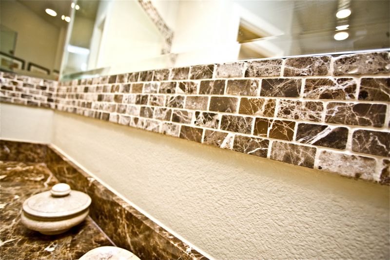 Rivestimento di un bagno con piastrelle Rivestimento di un bagno con piastrelle