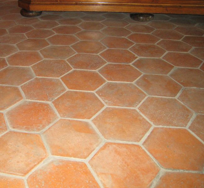 Mattonelle in cotto chiaro con forma esagonale Mattonelle in cotto chiaro con forma esagonale