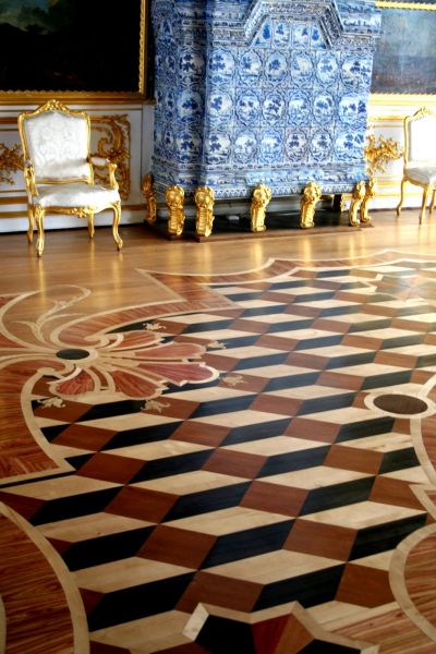 Parquet in legno massello con decori