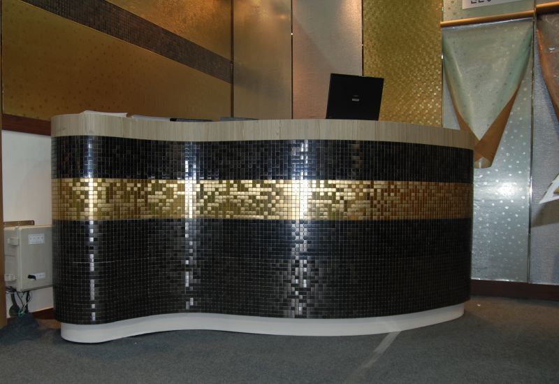 Rivestimento di una hall con piastrelle mosaico in ceramica e metallo Rivestimento di una hall con piastrelle mosaico in ceramica e metallo