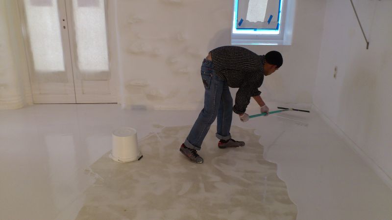 Stesura della resina per la realizzazione di un pavimento Stesura della resina per la realizzazione di un pavimento