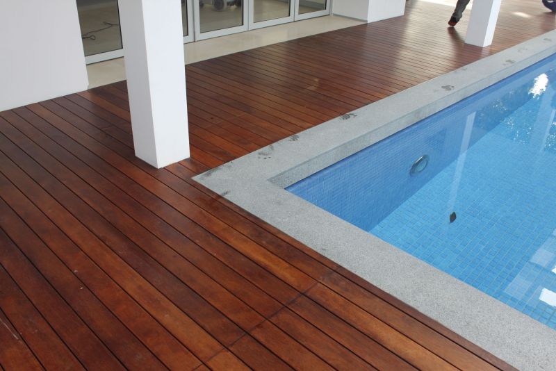 Parquet per esterni trattato con vernice Parquet per esterni trattato con vernice